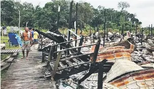  ??  ?? TINGGAL INI SAHAJA: Penduduk rumah panjang Mat Limban hanya dapat menyaksika­n sisa-sisa tinggalan kediaman mereka yang ranap terbakar.