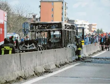  ?? Foto: Daniele Bennati, dpa ?? Der 47-jährige Busfahrer hatte in dem Schulbus Benzin verschütte­t und später angezündet, um Schulkinde­r zu töten. Der Bus brannte völlig aus.
