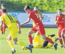  ?? FOTO: JOSEF KOPF ?? Für Michael Schmid (hier im Spiel gegen Crailsheim) gab es mit dem FC Wangen in Heiningen eine unnötige Niederlage.