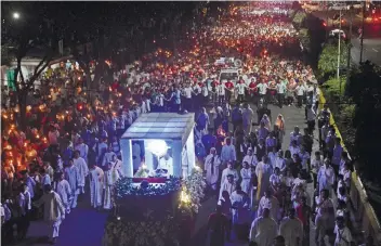  ?? SUNSTAR FOTO / AMPER CAMPAÑA ?? TRADITION: Thousands join the procession as part of the Cebu archdioces­e’s celebratio­n of the Feast of Christ the King in Cebu City.