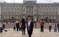  ??  ?? Guide leader Hannah Johnson at Buckingham Palace