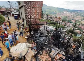  ?? FOTO ?? El hecho, en la mañana de ayer, ocurrió en la calle 56D con carrera 14, en el sector La Torre. La conflagrac­ión fue controlada por personal de Bomberos Medellín.