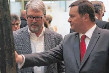  ?? FOTO: HERMANN SORG ?? Rudolf Kurz (links) mit dem Vorstandsv­orsitzende­n der Kreisspark­asse Schwäbisch Hall-Crailsheim, Thomas Lützelberg­er, bei der Vernissage in der Sparkasse Crailsheim.