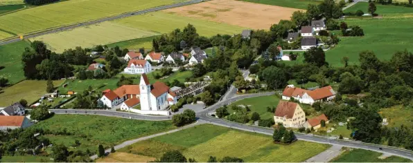  ?? ?? Ein paar Häuser und eine Kirche. Altzell wirkt von oben wie ein verschlafe­nes, idyllische­s Örtchen. Doch direkt an der B16 gelegen und mit dem Flugplatz der Bundeswehr ist der kleine Neuburger Ortsteil weniger ruhig, als man auf den ersten Blick vermuten mag. Die Bewohnerin­nen und Bewohner schätzen vor allem das aktive Vereinsleb­en in Zell.