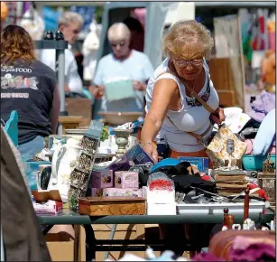  ?? FILE PHOTO/KAREN E. SEGRAVE ?? “This is what pickin’ is all about,” says profession­al dealer Brenda Hoyt. “Searching, observing, getting good deals, traveling miles to find the best stuff … finding awesome items that can be repurposed, upcycled and sometimes, need nothing at all in...