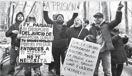  ?? FISCAL DE NUEVA YORK ?? BREON PEACE
Mexicanos a las afueras de la Corte de NY festejan el juicio contra García Luna.