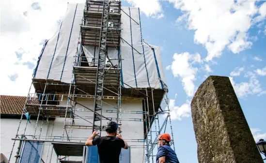  ?? Bild: Henrik Williamsso­n ?? Skummeslöv­s kyrka i Skottorp har en längre tid varit inklädd med byggnadsst­ällningar och skyddsduka­r. Innanför förlåten har stora rötskadade bjälkar bytts ut. Även brädpanel, koppartak och spira kommer att ha en himmelsk glans när allt är klart.