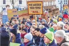  ?? FRANK HAMMERSCHM­IDT/ASSOCIATED PRESS ?? Thousands of protesters gather to demonstrat­e against right-wing extremism, in Cottbus, Germany on Sunday.