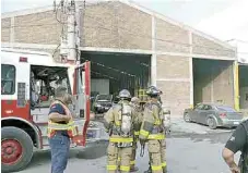  ??  ?? Auxilio. Bomberos acudieron a revisar la empresa, y dieron el visto bueno para que continuara­n con sus labores.