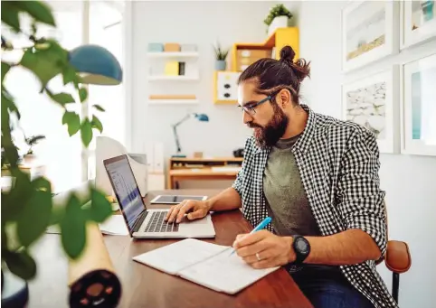  ?? FOTO: GETTY IMAGES ?? Alles neu: Sich aus den eigenen vier Wände in eine neue Arbeit hineinzufi­nden, ist nicht leicht.