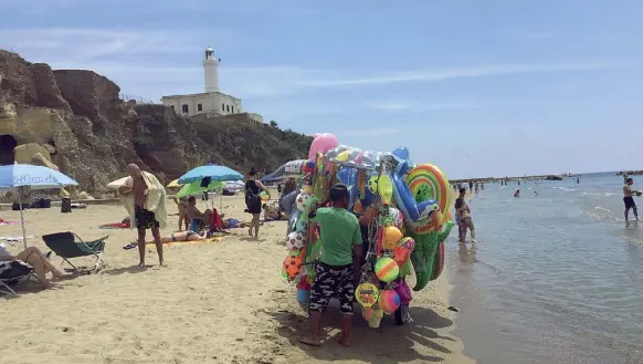  ??  ?? La spiaggia di Anzio, sotto al Faro. Da qui si accede a una splendida caletta chiusa da una scogliera alta dieci metri (Le foto di questa pagina sono di Paolo Foschi)