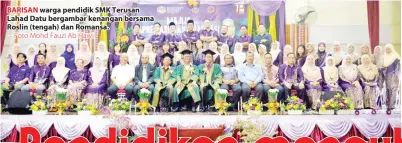  ?? – Foto Mohd Fauzi Ab Hawi ?? BARISAN warga pendidik SMK Terusan Lahad Datu bergambar kenangan bersama Roslin (tengah) dan Romansa.