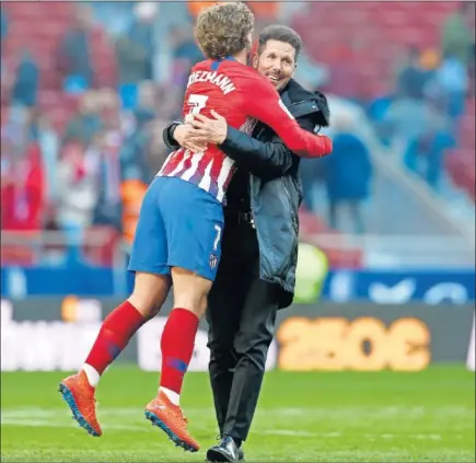  ??  ?? EN RACHA. Simeone se abraza a Griezmann, el francés ha marcado los seis últimos goles del Atlético.