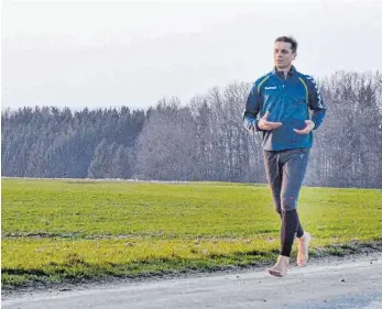  ?? FOTO: SONJA NIEDERER ?? Karlheinz Kösling schwört aufs Barfußlauf­en.