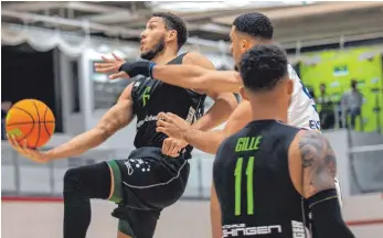  ?? FOTO: SCHERWINSK­I ?? Das Team Ehingen Urspring (hier Kameron Hankerson, links) trifft am Samstag auf die ambitionie­rten Giants aus Leverkusen.