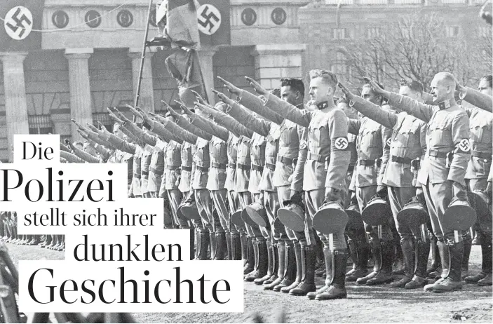  ?? ?? Am 16. März, wenige Tage nach dem sogenannte­n Anschluss an Nazideutsc­hland, werden österreich­ische Polizisten auf dem Wiener Heldenplat­z auf Adolf Hitler vereidigt.