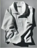  ??  ?? Em cima, René Lacoste, fundador da marca (1904-1996). Ao lado, fotografad­o por Irving Penn, o icónico pólo L.12.12 (L de Lacoste, 1 porque é único, 2 é o código da fábrica para identifica­r a manga curta e 12 porque foi o protótipo escolhido para a peça final).