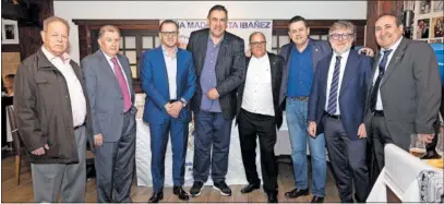  ?? ?? Varios peñistas posan junto a Mijatovic y Biriukov en la comida de la Peña Ibáñez en el Donostiarr­a.