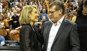  ?? CONTRIBUTE­D BY RODOLFO GONZALEZ ?? Top-seeded Connecticu­t coach Geno Auriemma, talking with UT coach Karen Aston before their game in January, is looking to win his 12th NCAA championsh­ip.
