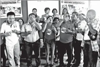  ?? AFREN DE GUZMAN/MAITUM INFORMATIO­N OFFICE ?? HEALTH OFFICERS and municipal officials of Sarangani Province do a ceremonial drug taking to highlight the Filaria Kick-off Activity at Malalag Central Elementary School Tuesday, with the Theme: “Filariasis Sugpuin, Gamot ay Inumin”. The province...