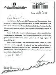  ??  ?? La lettera A lato il testo della missiva che il ministro per gli Affari regionali Enrico Costa ha spedito ieri al governator­e del Veneto Luca Zaia