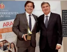  ??  ?? Ignacio Rivera, consejero delegado de Hijos de Rivera, recibió su distinción de D irigente del Año de la Industria Alimentari­a 2016, entregada por Juan Miguel Martínez Gabaldón, director general de
Galletas Gullón.