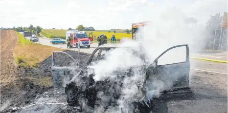  ?? FOTO: THOMAS WARNACK ?? Bei Bierstette­n brennt ein Auto vollständi­g aus.