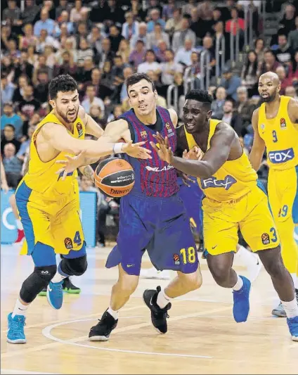  ?? FOTO: PEP MORATA ?? Pierre Oriola pelea un balón con Caloiaro y O’Bryant en el duelo de la semana pasada con el Maccabi Tel Aviv