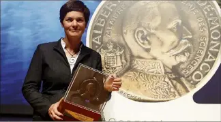  ?? (Photos Jean-François Ottonello) ?? La navigatric­e en solitaire Ellen MacArthur a reçu la grande médaille Albert er. Ci-dessous à gauche, deux jeunes chercheurs ont été récompensé­s pour leur thèse et ont dû la présenter en  secondes avec des mots qui parlent au grand public. A droite, Eric Karsenti.