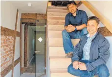  ?? FOTO: SABINE CENTNER ?? Nach der Renovierun­g ist das Leprosenha­us bei einem Tag der offenen Tür zu besichtige­n. Darauf freuen sich auch Michael (oben) und Jürgen Waizenegge­r.