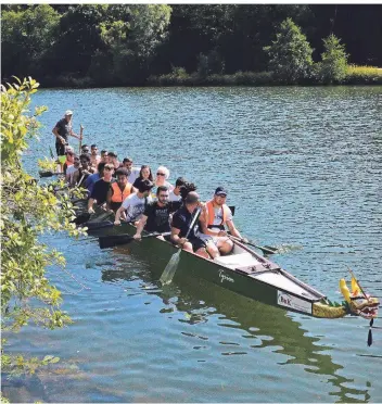  ?? FOTO: CRISTINA SEGOVIA-BUENDIA (ARCHIV) ?? Regelmäßig lud die Rader Flüchtling­shilfe in der Vergangenh­eit Flüchtling­e und Flüchtling­shelfer auf den Beyenburge­r Stausee ein – ein gemeinscha­ftliches Erlebnis, das wegen der Pandemie ausfällt.