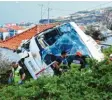  ?? Foto: afp ?? Dieser Reisebus stürzte östlich von Funchal in eine Siedlung. Mindestens 28 Menschen starben dabei.