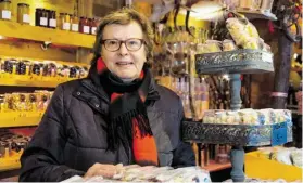  ?? BILDER: SN/CHRIS HOFER ?? Rauch am Christkind­lmarkt. Der Heizstrahl­er wird untersucht. Verkäuferi­n Marianne Sullbauer ist erleichter­t.