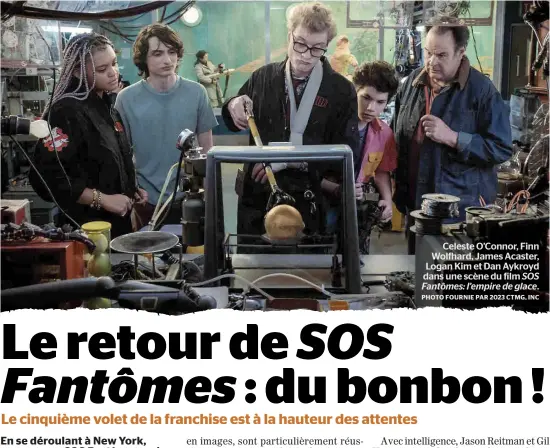  ?? PHOTO FOURNIE PAR 2023 CTMG, INC ?? Celeste O’Connor, Finn Wolfhard, James Acaster, Logan Kim et Dan Aykroyd dans une scène du film SOS Fantômes: l’empire de glace.