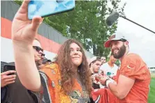  ?? KEN BLAZE/ USA TODAY SPORTS ?? Browns 2018 first-round rookie quarterbac­k Baker Mayfield takes a photo with a fan during training camp.