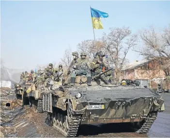  ??  ?? Miembros de las Fuerzas Armadas ucranianas en un tanque cerca de Debaltseve.