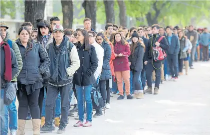  ??  ?? Expectativ­a. Este año, miles de jóvenes colmaron La Rural por una feria que ofrecía postularse a un empleo.