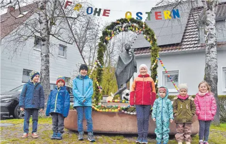  ?? FOTOS (2): ANSGAR KÖNIG ?? Stolze Gesichter bei den kleinen Osterbrunn­enmacherin­nen und -machern (Ben ist der Dritte von links) nach getaner Arbeit.