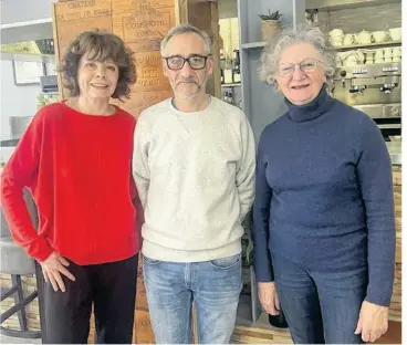  ?? ?? Les rencontres littéraire­s Les vers sur le zinc aura désormais lieu à l’Accent du Sud. De gauche à droite, Françoise Morel, Carlos Martins (le propriétai­re du restaurant) et Edith Buffet.