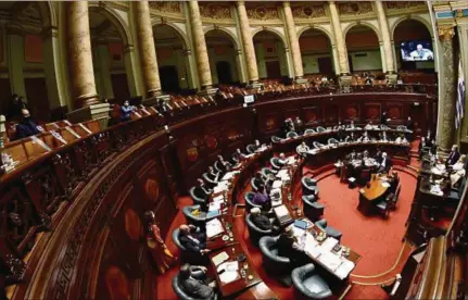  ??  ?? PARLAMENTO. Senadores de la coalición de gobierno y del Frente Amplio comenzaron a discutir un asunto que lleva años en la agenda.