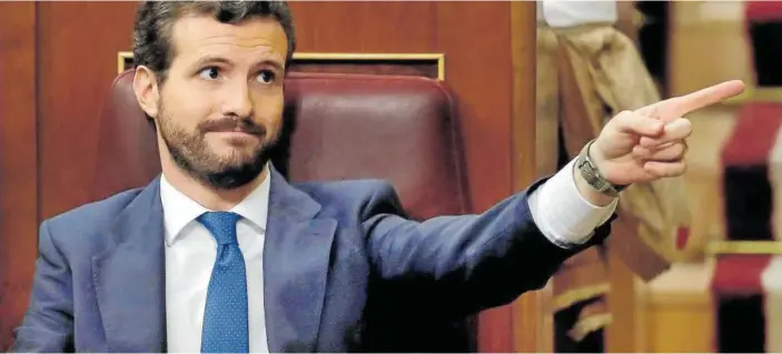  ?? Foto: Efe ?? Pablo Casado, presidente del PP, gestualiza­ndo su dedo acusatorio desde su asiento en la Cámara Baja.