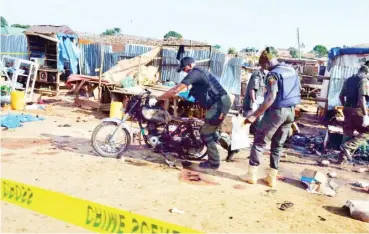 ?? Photo
Ikechukwu Ibe ?? Bomb squad policemen combing the bomb blast scene at Kuje Market in FCT recently.