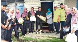  ??  ?? uniKL Mestech students and 25 participan­ts from the Masjid sungai ramal Luar welfare committee worked together to clean up the mosque’s compound.