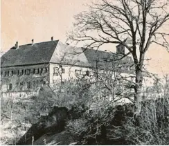  ??  ?? Das Schloss im Wandel der Zeit: (von links) eine Ansicht von Norden aus dem Jahr 1800, eine Fotografie aus der Mitte der 1930er-Jahre und eine von 2007. Das Bild im Oval oben zeigt eine sehr alte Ansicht. Sie stammt von 1590.