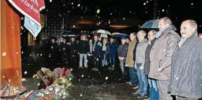  ??  ?? Unter denkbar schlechten Wetterbedi­ngungen fand die Eligius-Gedenkfeie­r am Fuße des Denkmals „Stählerne Flamme“statt. (FOTO: LUCIEN WOLFF)