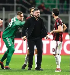  ?? MIGUEL MEDINA / AFP ?? KONDUSIF: Gennaro Gattuso (dua dari kanan) bercanda dengan pemainnya setelah laga melawan Sampdoria di San Siro Minggu lalu (18/2).