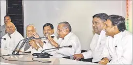  ?? ASHOK DUTTA/HT PHOTO ?? SP chief Mulayam Singh Yadav addressing a meeting of the party’s legislativ­e council members (MLCs) and zila panchayat chairperso­ns at the party office on Saturday.