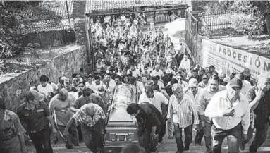  ??  ?? The funeral of Petatlan mayor Arturo Gomez in Guerrero State. (Photo:Time Magazine)