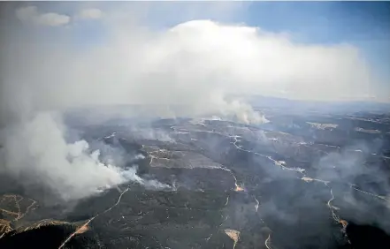  ?? GEORGE HEARD/STUFF ?? The scale of the fire is apparent from the air.