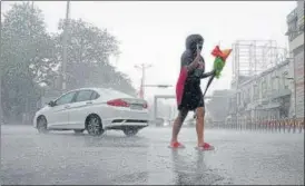  ?? DEEPAK GUPTA/HT ?? With the onset of the southwest monsoon in India on Thursday, the weather also turned pleasant in Lucknow . The state capital experience­d 2.2 mm pre-monsoon rainfall, accompanie­d by strong winds due to which several trees got uprooted.